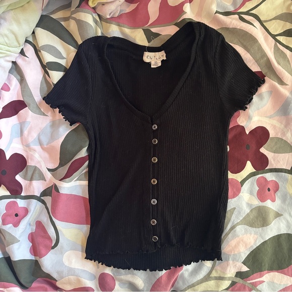 Black Ribbed V‑Neck Button Front Tee - Picture 2 of 2
